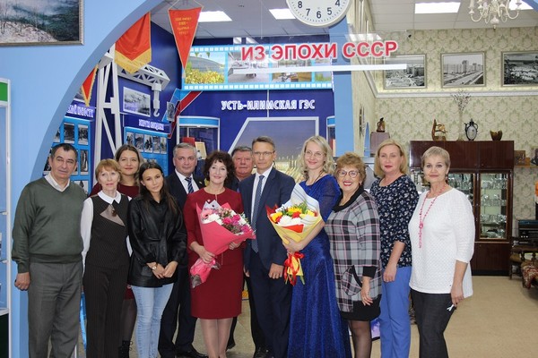 В краеведческом музее открылась новая экспозиция Совместное фото работников музей и представителей ГЭС