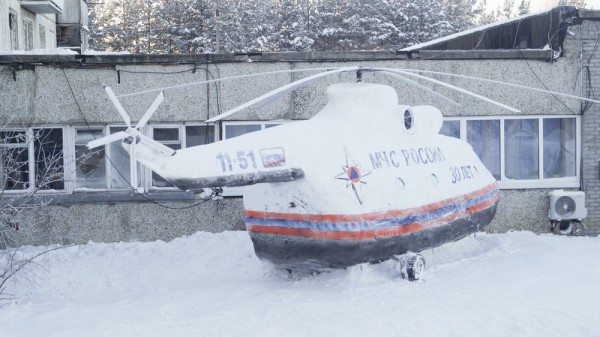 Вертолет из снега слепили спасатели в Усть-Илимске Вертолет Ми-26 из снега