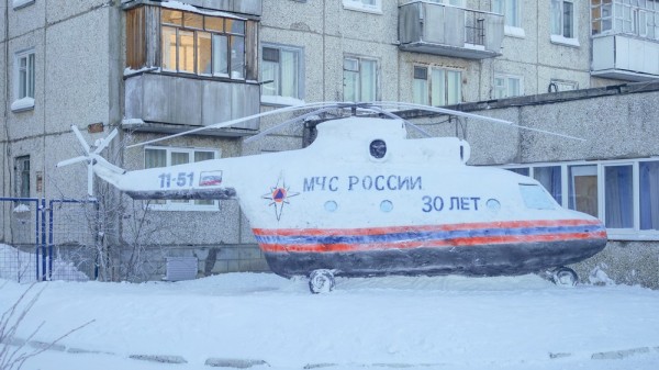 Вертолет из снега слепили спасатели в Усть-Илимске Вертолет Ми-26 из снега