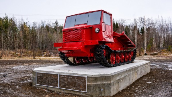Усть-Илимск. Стела ТТ-4 трелевочный трактор ТТ-4