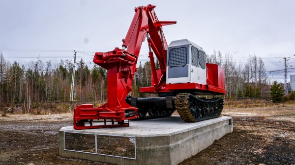 Усть-Илимск. Стела ЛП-19 Валочно-пакетирующая машина ЛП-19
