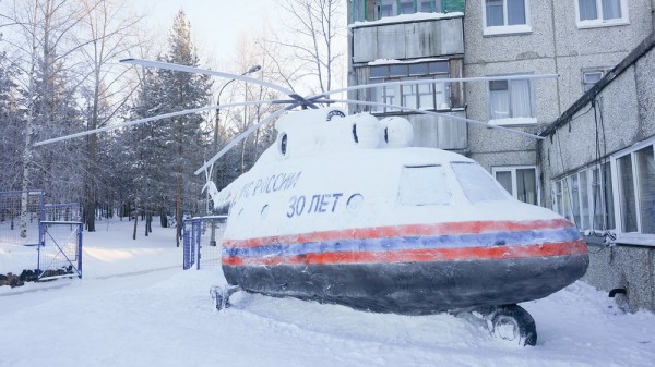 Вертолет из снега слепили спасатели в Усть-Илимске Вертолет Ми-26 из снега