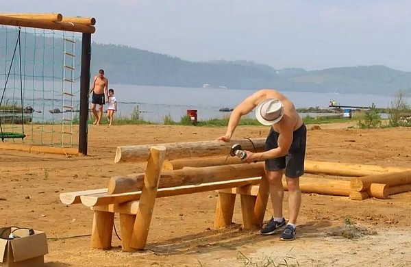 Благоустройство пляжа в Усть-Илимске Делает скамейку