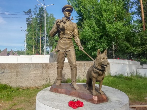 Памятник пограничнику установили в Усть-Илимске Пограничник и собака