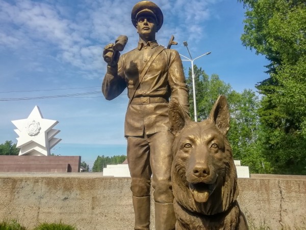 Памятник пограничнику установили в Усть-Илимске Пограничник и собака