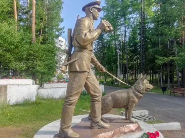 Пограничник и собака