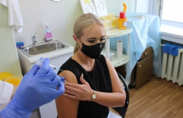 Мэр Усть-Илимска Анна Щекина вакцинировалась Мэр Анна Щекина ставит прививку