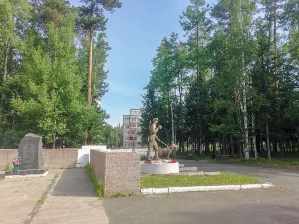 Памятник пограничнику установили в Усть-Илимске Пограничник и собака