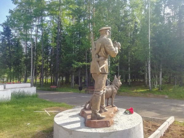 Памятник пограничнику установили в Усть-Илимске Пограничник и собака