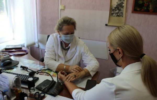 Мэр Усть-Илимска Анна Щекина вакцинировалась Мэр Анна Щекина ставит прививку